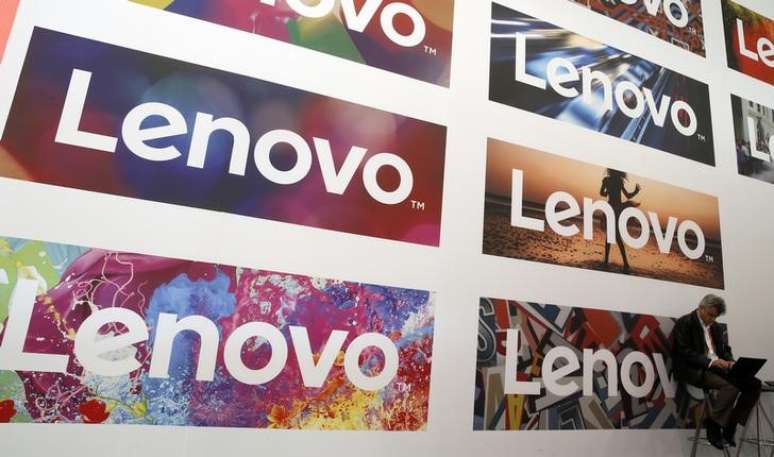 Painel da Lenovo durante evento em Barcelona, Espanha
25/02/2016 REUTERS/Albert Gea