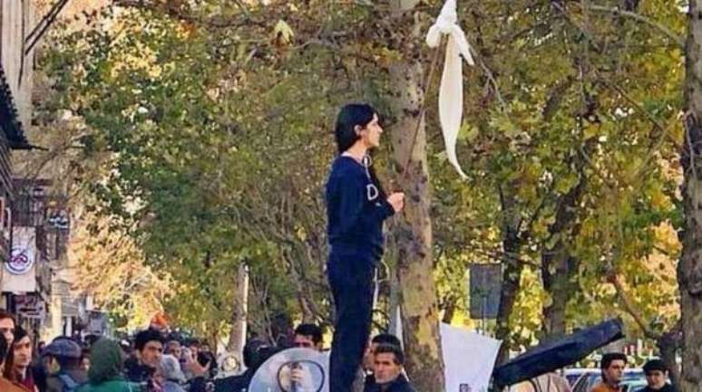 A ativista Vida Movahed, que virou ícone de protestos no Irã