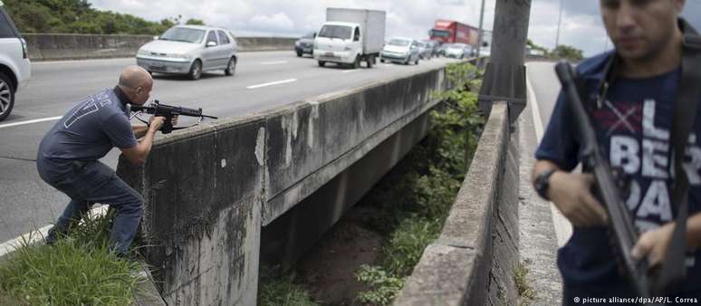 Tiroteio entre criminosos e policiais levou à interdição de uma das principais vias do Rio de Janeiro