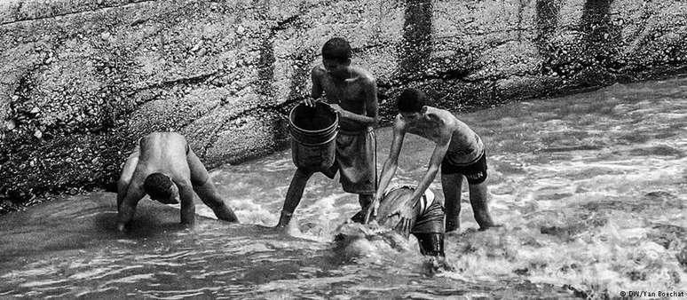 Triste espetáculo: busca por joias no Guaire, onde deságua o arcaico sistema de esgoto de Caracas