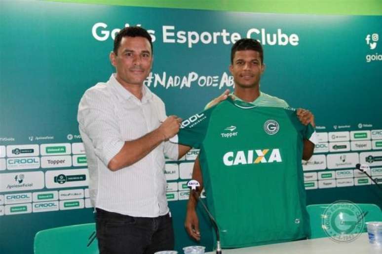 Caíque foi apresentado pelo ex-volante Túlio, atual gestor de futebol do clube (Foto: Divulgação/Goiás)