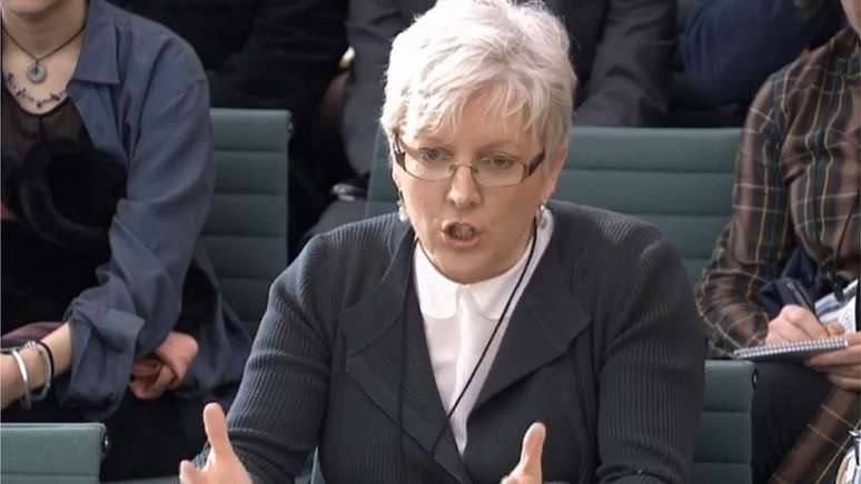 Carrie Gracie se emocionou ao falar no Parlamento