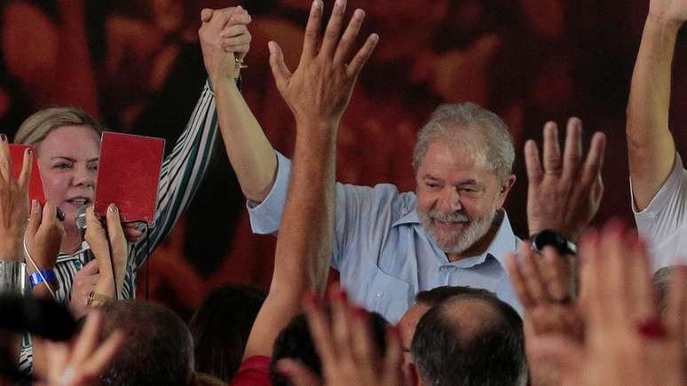 'A estratégia de sobrevivência eleitoral do PT exige que eles se atenham a essa postura de defesa inquestionável da inocência de Lula, de que ele é perseguido e de que há falhas no julgamento', diz Rennó