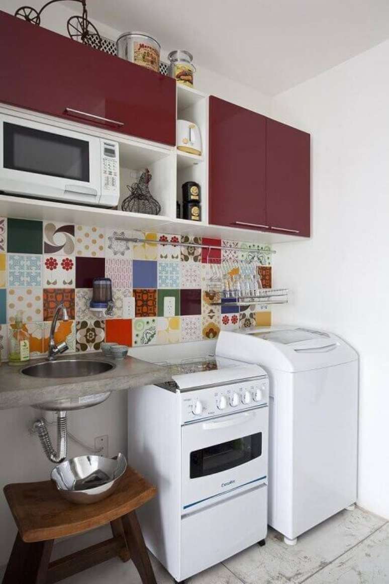 42. A cozinha decorada com azulejos coloridos pode ficar muito mais divertida