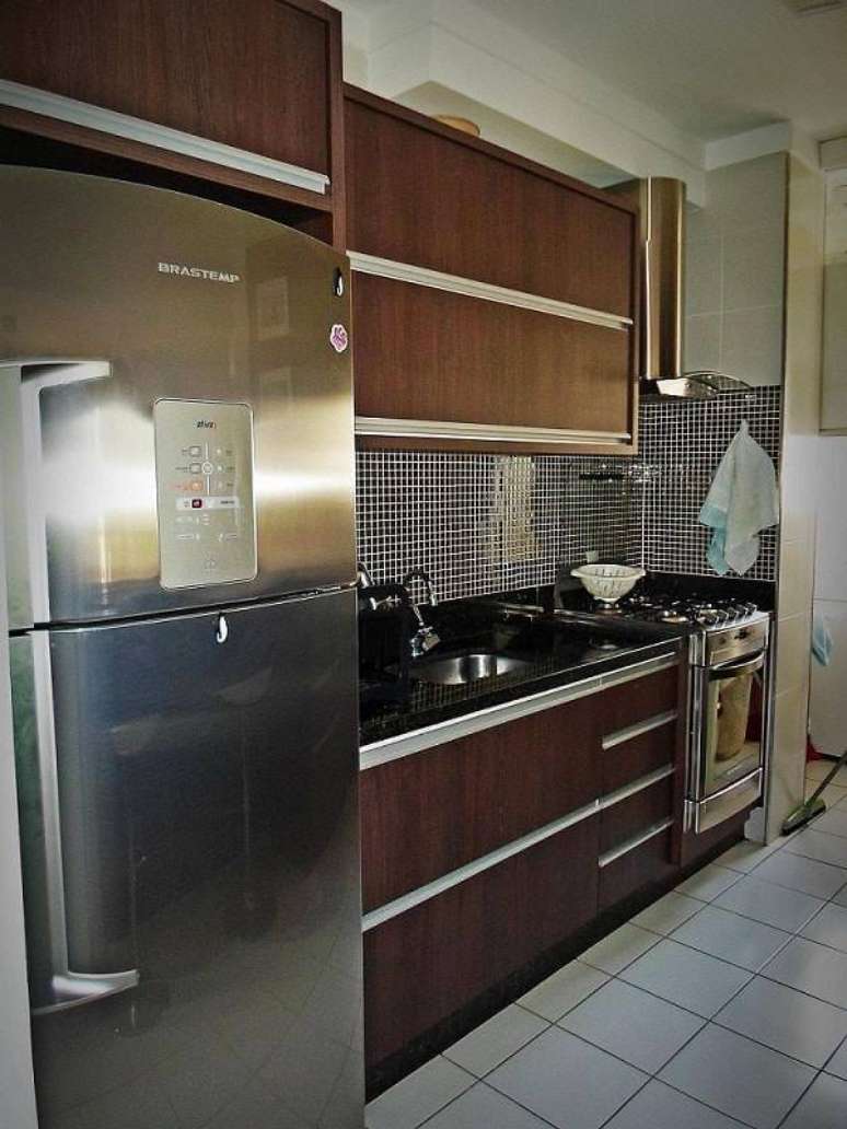 60. Cozinha decorada com gabinete escuro e pastilhas para cozinha