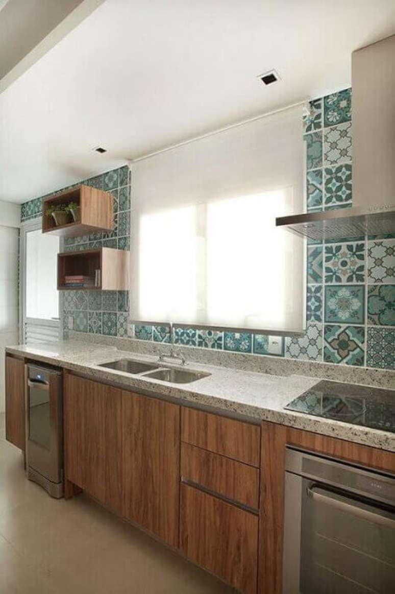 16. As cozinhas decoradas podem ganhar ainda mais charme com os azulejos decorativos