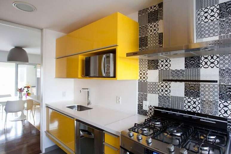 55. A decoração de cozinha pequena também pode ganhar azulejos decorativos e cores fortes