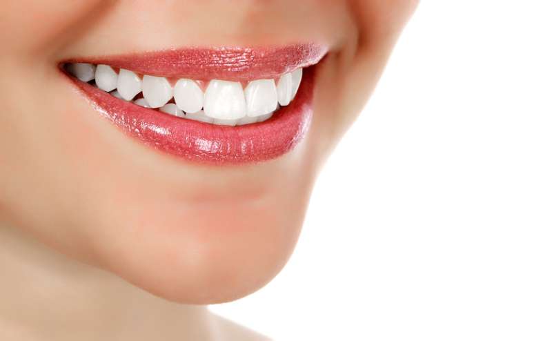 Estudos mostram que 18% a 52% das pessoas estão insatisfeitas com a coloração de seus dentes 