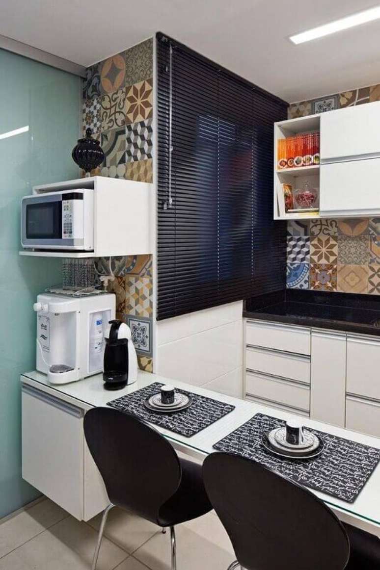 43. Decoração de cozinha pequena com persiana e azulejo decorativo