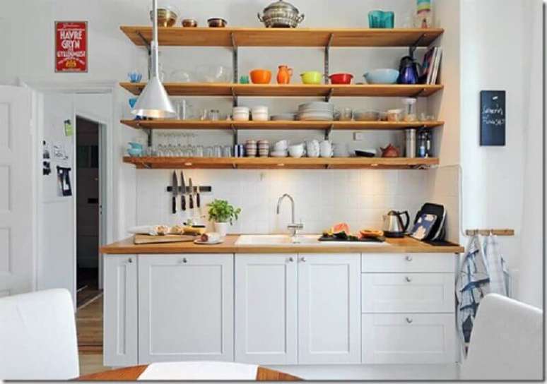 36. Um bom item para ser colocado nas cozinhas pequenas são as prateleiras, elas são praticas e deixam a decoração bem bonita