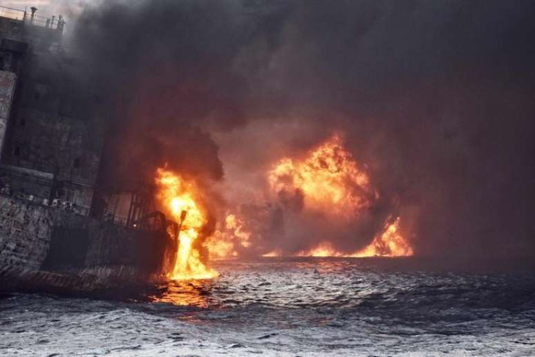 Petroleiro iraniano Sanchi é visto em chamas no Mar do Leste da China 13/01/2018  China Daily via REUTERS