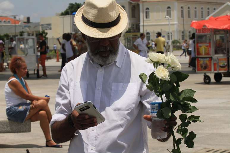 Dia de Iemanj&aacute; &eacute; celebrado na Pra&ccedil;a Mau&aacute;, no Centro do Rio de Janeiro (RJ), na manh&atilde; desta sexta-feira (2)