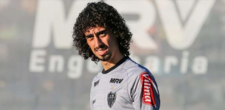 O S&atilde;o Paulo est&aacute; pr&oacute;ximo de ganhar mais um refor&ccedil;o. A diretoria do Tricolor chegou a um acordo com o Internacional e o Atl&eacute;tico-MG para ter o  meia-atacante Vald&iacute;via por empr&eacute;stimo at&eacute; dezembro. O clube do Morumbi arcar&aacute; integralmente com os sal&aacute;rios do atleta, na casa dos R$ 250 mil, e a expectativa &eacute; de que o atleta desembarque no s&aacute;bado na capital paulista para a realiza&ccedil;&atilde;o de exames m&eacute;dicos e a assinatura do contrato...