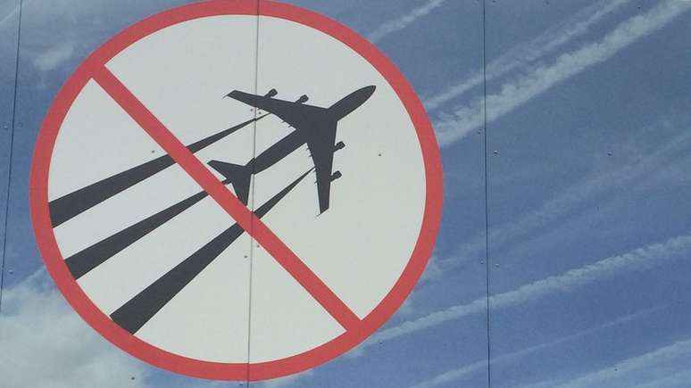 Algumas pessoas estão convencidas de que a fumaça branca deixada por aviões é evidência da pulverização de produtos químicos | Foto: Suzanne Maher