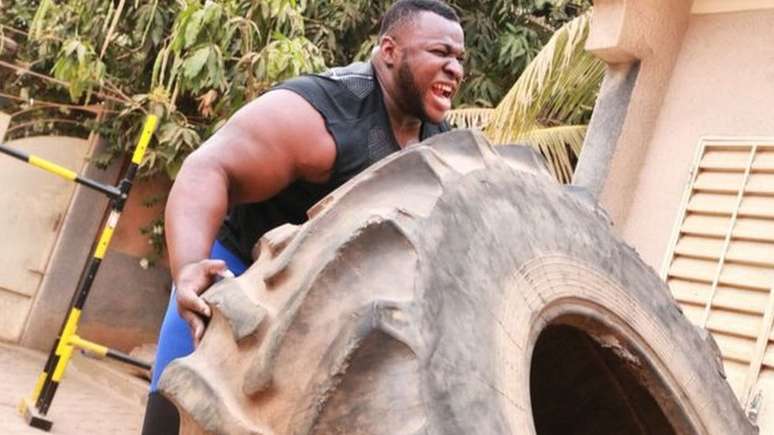 Cheick conta que descobriu sua for&ccedil;a ap&oacute;s empurrar um menino que fazia bullying com ele | Foto: Cheick Sanou