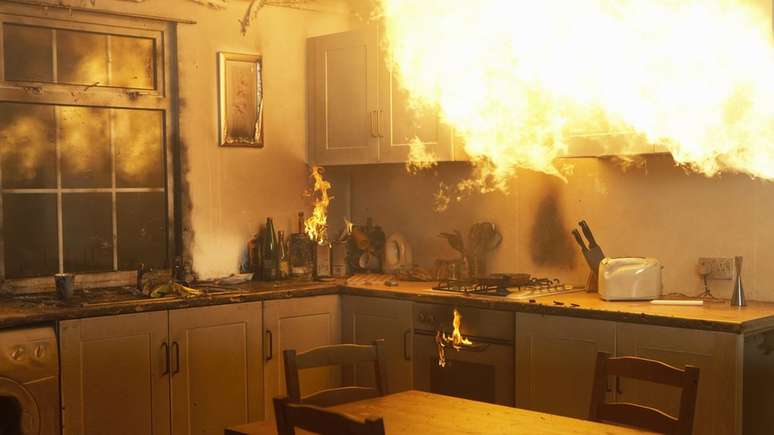 Quando o fogo &eacute; apenas em um foco, &eacute; poss&iacute;vel tentar apag&aacute;-lo com extintor ou &aacute;gua ou ainda abaf&aacute;-lo com um cobertor