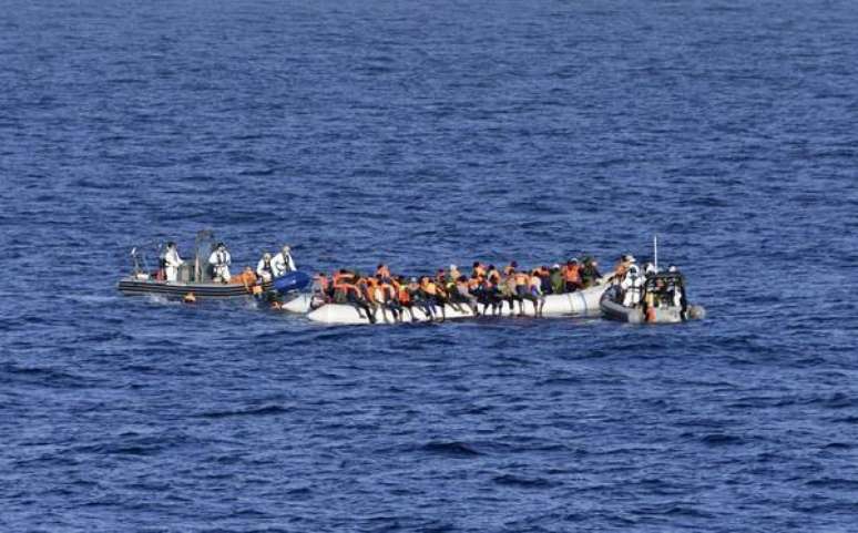 Apesar de diminuição do fluxo de chegadas, imigrantes ainda arriscam em travessia pelo Mediterrâneo