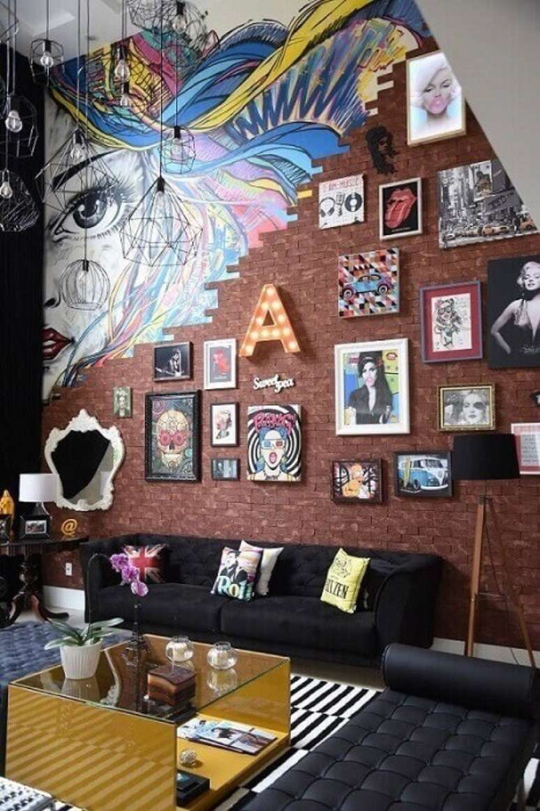 2. A decoração de casa da cantora Anitta tem muitas referências pop art.