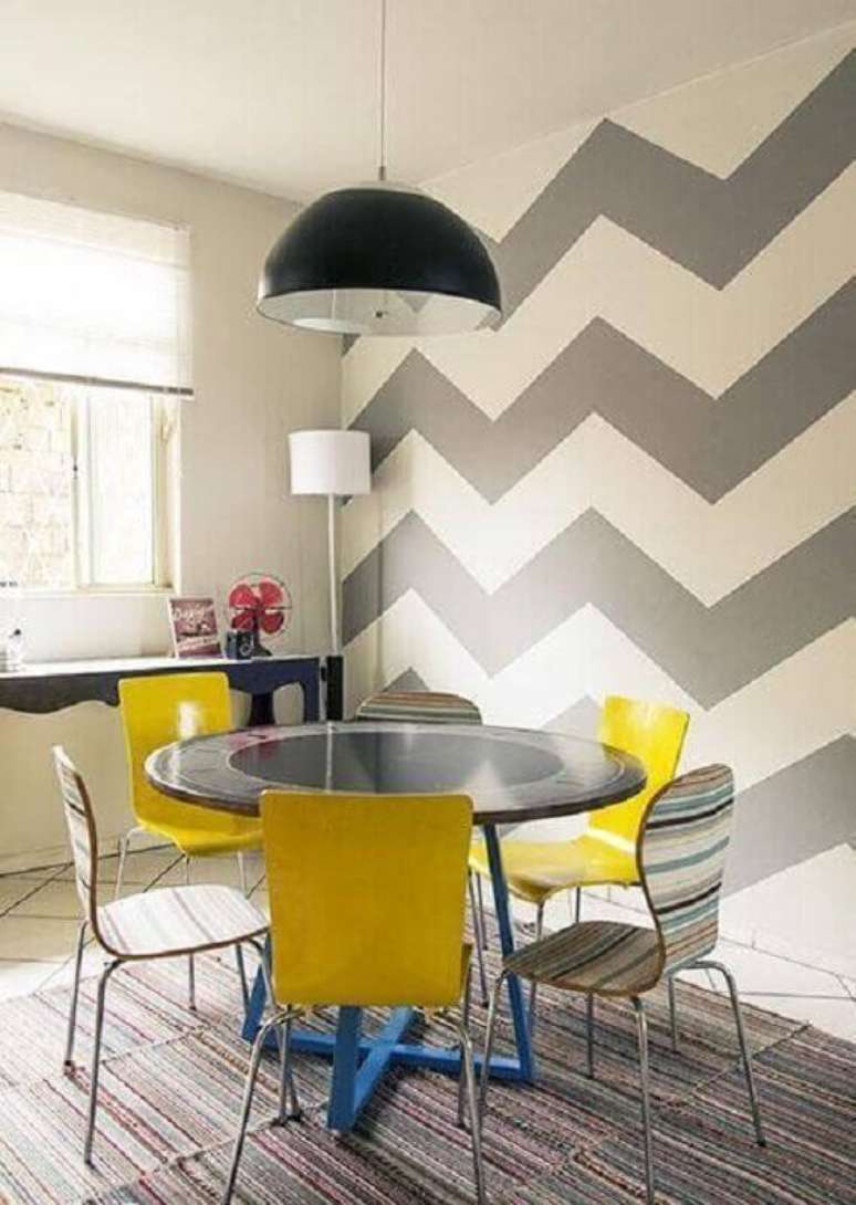 3. At&eacute; mesmo o papel de parede pode mudar totalmente as casas decoradas.