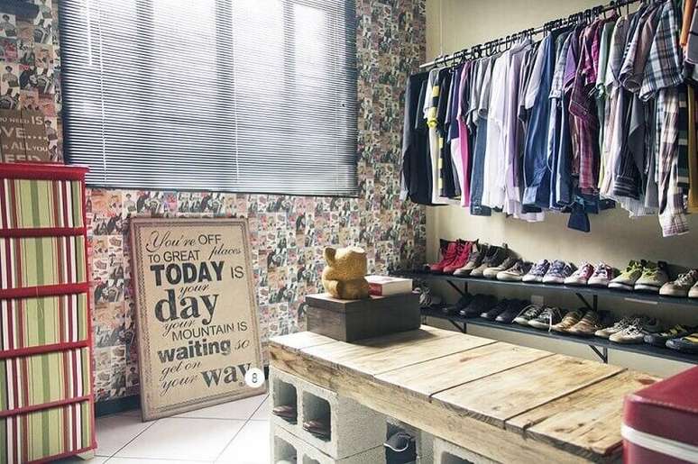 19. A arara de roupas &eacute; tend&ecirc;ncia de decora&ccedil;&atilde;o