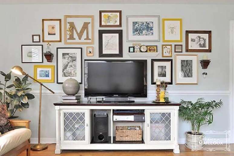 60. Os quadros tamb&eacute;m podem decorar a parede onde est&aacute; a TV, fica bem legal.