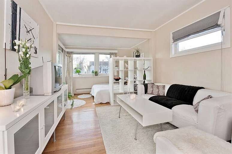 9. Invista em m&oacute;veis vazados para fazer a divis&atilde;o de ambientes na casa decorada.