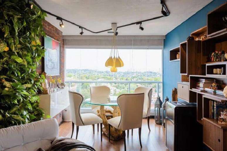 56. Os pedentes com a tubula&ccedil;&atilde;o aparente s&atilde;o os grandes destaques nessa casa decorada