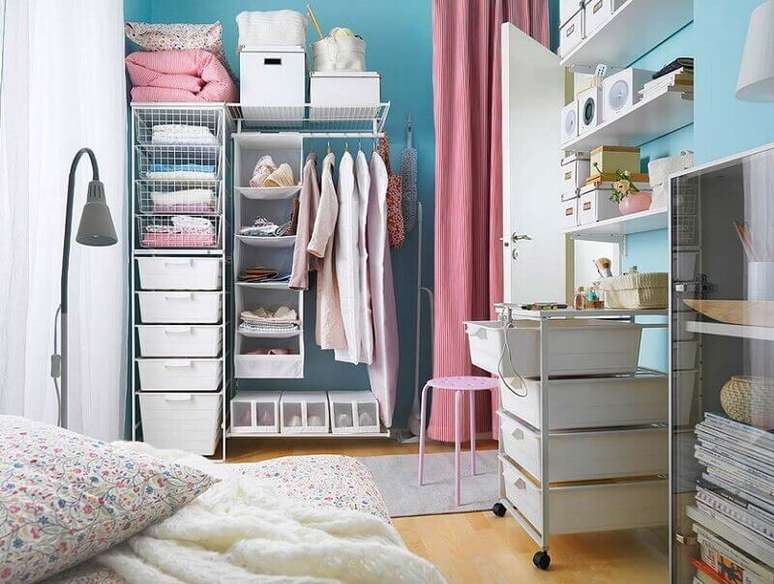 30. Nichos, araras e caixas decorativas s&atilde;o &oacute;timos itens para casas decoradas