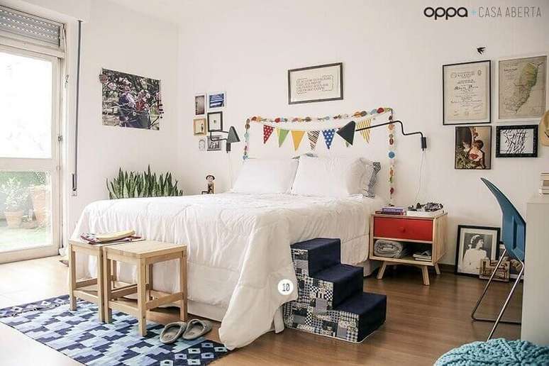 22. Quarto de casal com decora&ccedil;&atilde;o simples e quadros na parede
