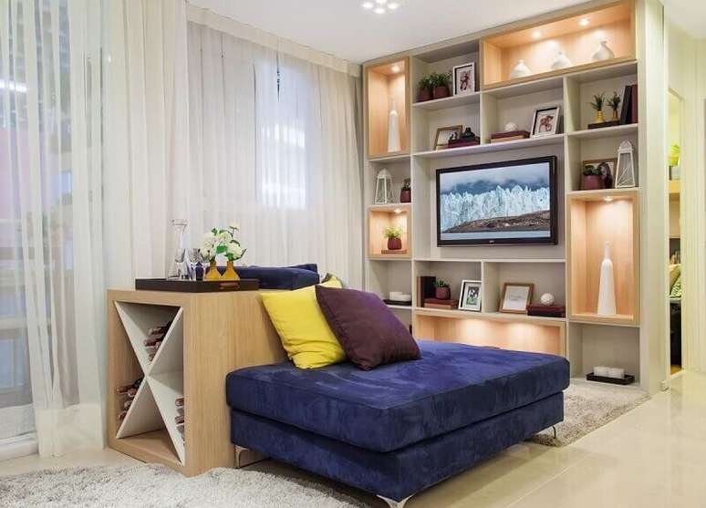 39. A estante com nichos &eacute; muito utilizada na decora&ccedil;&atilde;o de casa pequena