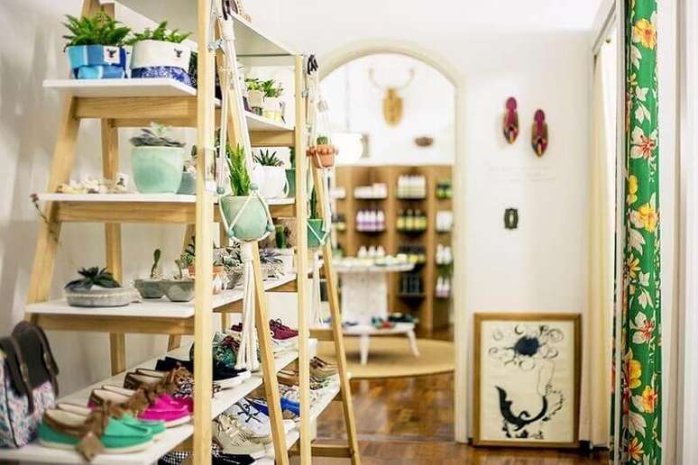 36. As prateleiras s&atilde;o itens que al&eacute;m de decorativos, s&atilde;o funcionais