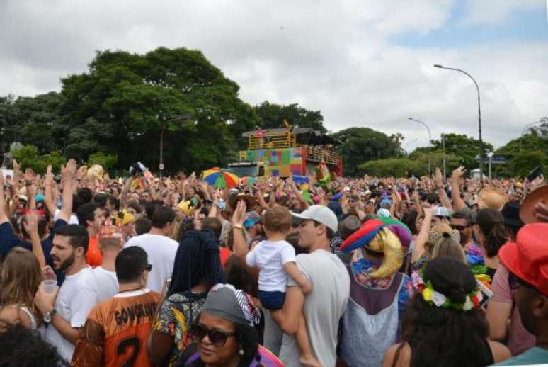 O bloco Frevo Mulher, comandado pela cantora Elba Ramalho no Ibirapuera, anima o pré-carnaval paulistano 
