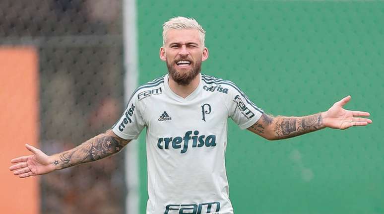 Lucas Lima durante o treino deste sábado, na Academia de Futebol (Foto: Cesar Greco)