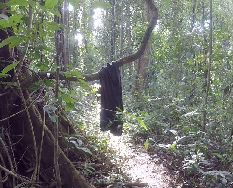 Os rastros dos migrantes são vistos durante o caminho todo | Foto: Camilo Estrada Isaza/BBC