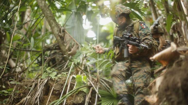 O Serviço Nacional de Fronteiras, Senafront, é encarregado de combater o tráfico de drogas por esta região do Panamá | Foto: Camilo Estrada Isaza/BBC