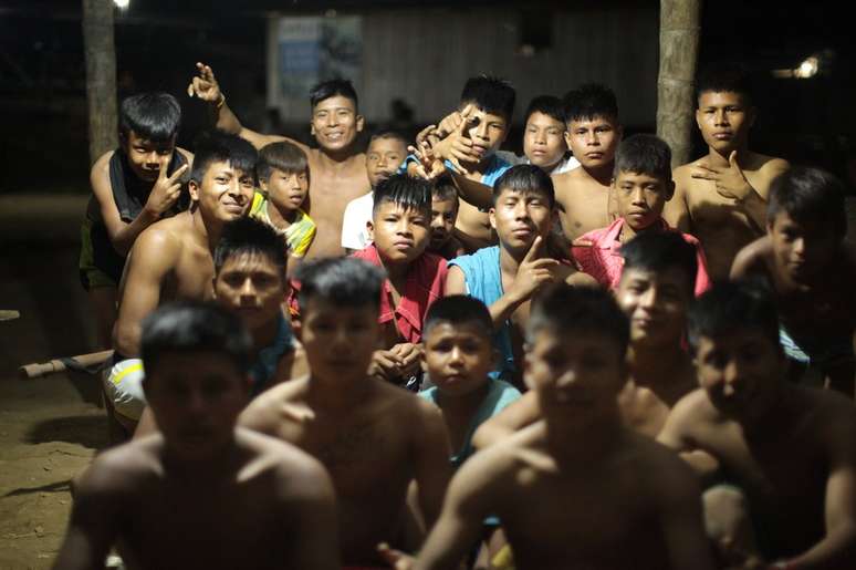 Uma noite com energia elétrica em Juin Phubuur é uma noite de festa | Foto: Camilo Estrada Isaza/BBC