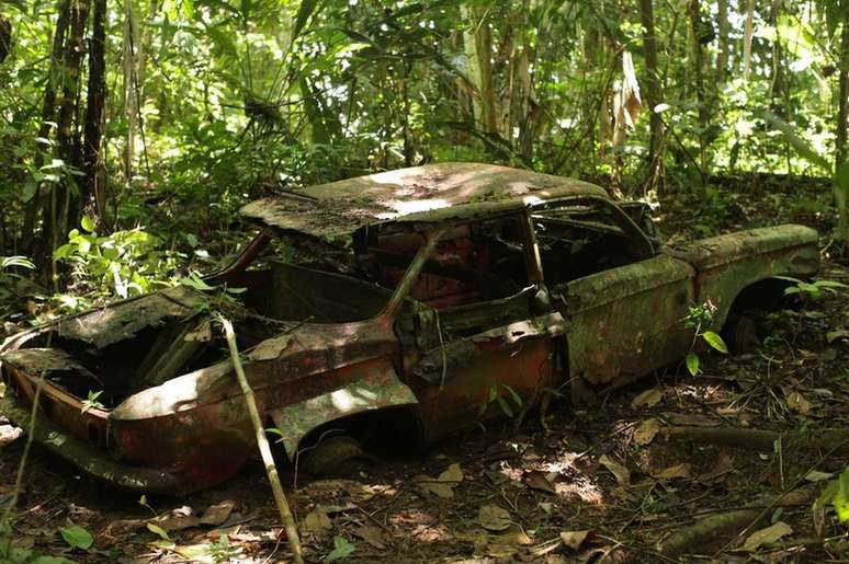 O Chevrolet Corvair que foi abandonado depois que teve problemas técnicos na selva | Foto: Camilo Estrada Isaza/BBC