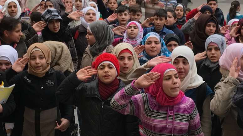 Crianças estão retomando as aulas Aleppo, cantando hinos de apoio a Bashar al-Assad