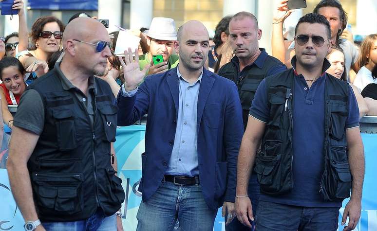 Três seguranças protegem o jornalista Roberto Saviano (ao centro), que escreveu um livro sobre a máfia e depois foi ameaçado de morte várias vezes