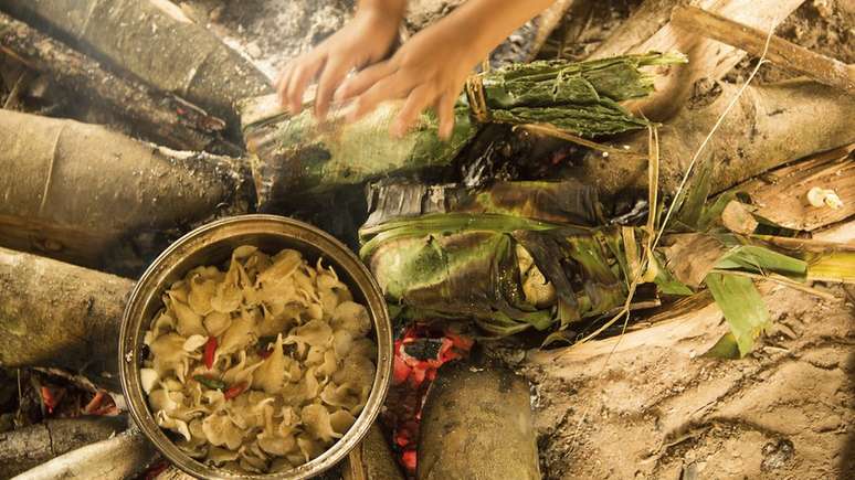 Índígenas preparam os cogumelos na brasa com banana e beiju ou cozidos com sal e pimenta | Foto: Moreno Saraiva/ ISA