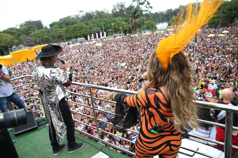 Os cantores Alceu Valença e Elba Ramalho durante desfile do Bloco Bicho Maluco Beleza, no Monumento as Bandeiras, em São Paulo (SP), na tarde deste sábado (3).