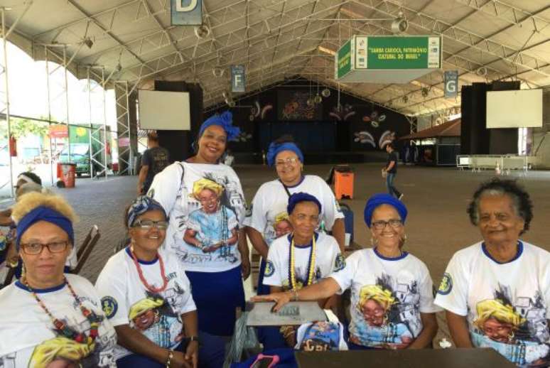 Tia Sandra (a primeira da esquerda para a direita, na frente) lidera o grupo de baianas que desfila em várias escolas. Tia Verinha (a segunda da direita para a esquerda, na frente) é uma das animadas integrantes do grupo e desfilará apesar de ter uma costela quebrada 