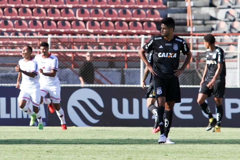 Igor Vinícius (E), jogador do Ituano, comemora seu gol durante partida contra a Ponte Preta, válida pela quinta rodada da primeira fase do Campeonato Paulista 2018.