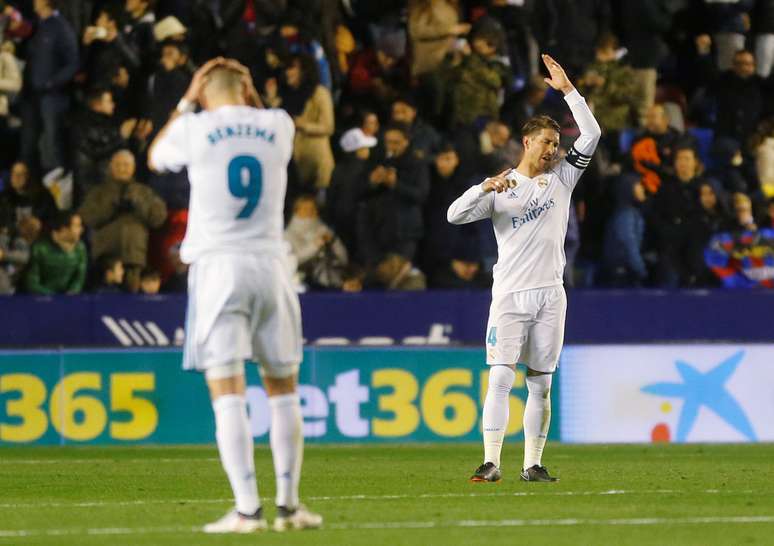 Karim Benzema e Sergio Ramos lamentam o segundo gol do Levante