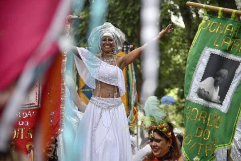 O cortejo pré-carnavalesco do Cordão do Boitatá arrasta milhares de foliões pelas ruas do centro do Rio