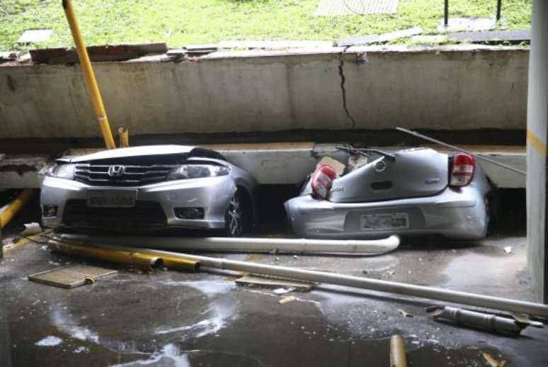 O teto da garagem do bloco C da 210 Norte cedeu e destruiu 25 veículos neste domingo