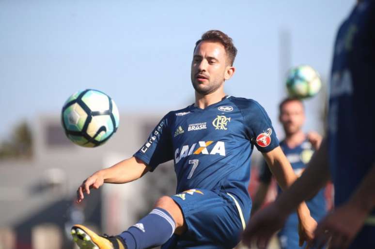 Everton Ribeiro deve ser titular mais uma vez pelo Flamengo (Gilvan de Souza / Flamengo)