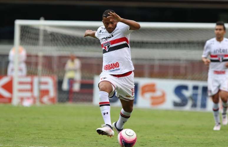 Reinaldo foi exaltado pela torcida até quando errou em seu retorno ao Morumbi (Rubens Chiri/saopaulofc.net)
