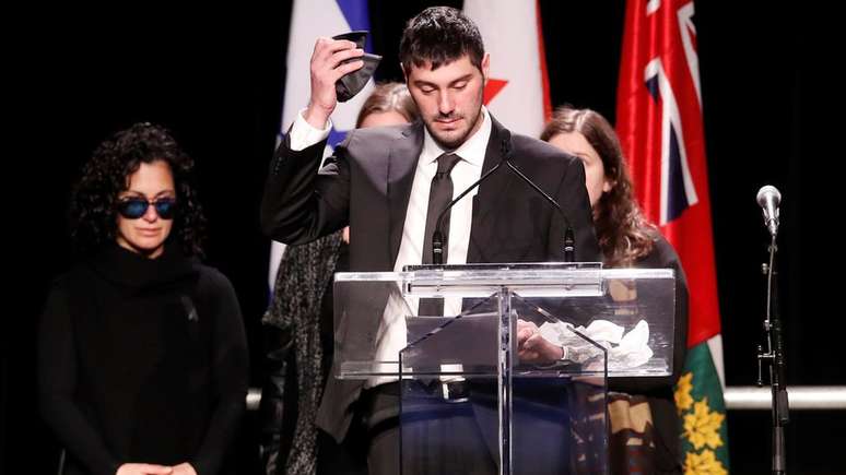 Jonathon Sherman em discurso no funeral dos pais; 'juntos, eles eram a fechadura e a chave'