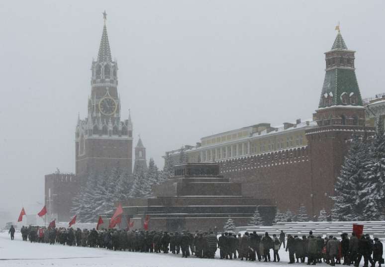 Membros do Partido Comunista russo fazem fila para visitar túmulo de Stálin em Moscou